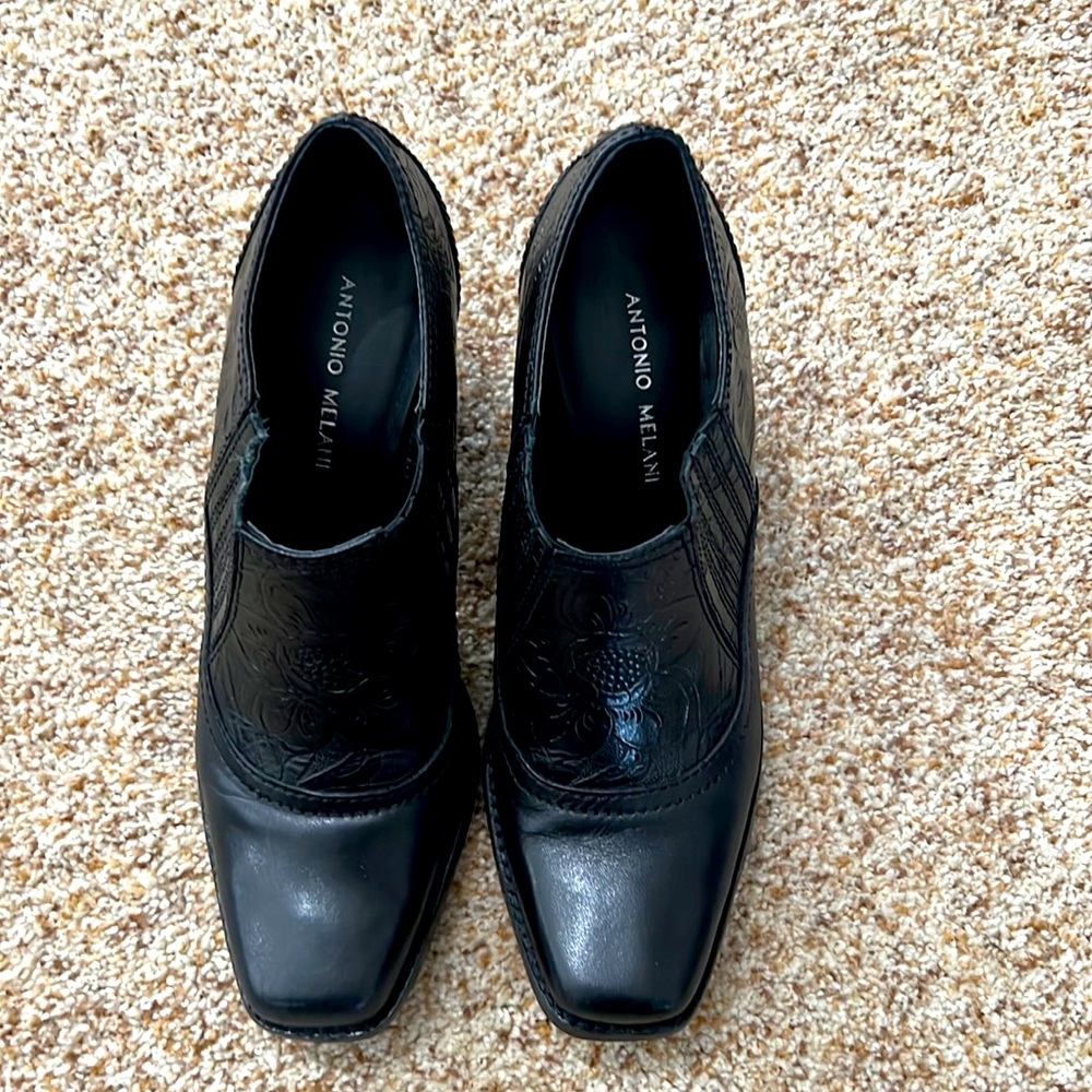 7.5 M Antonio Melani black leather shootie - EUC